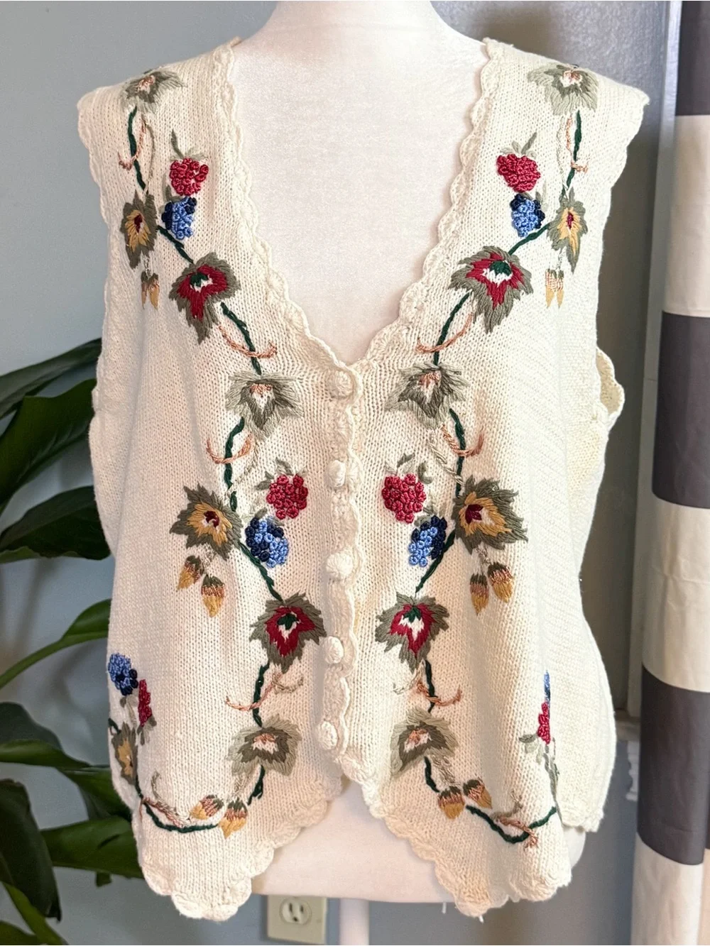 Carolyn Taylor Floral Embroidered Sweater Vest Size Large Cream Cottagecore